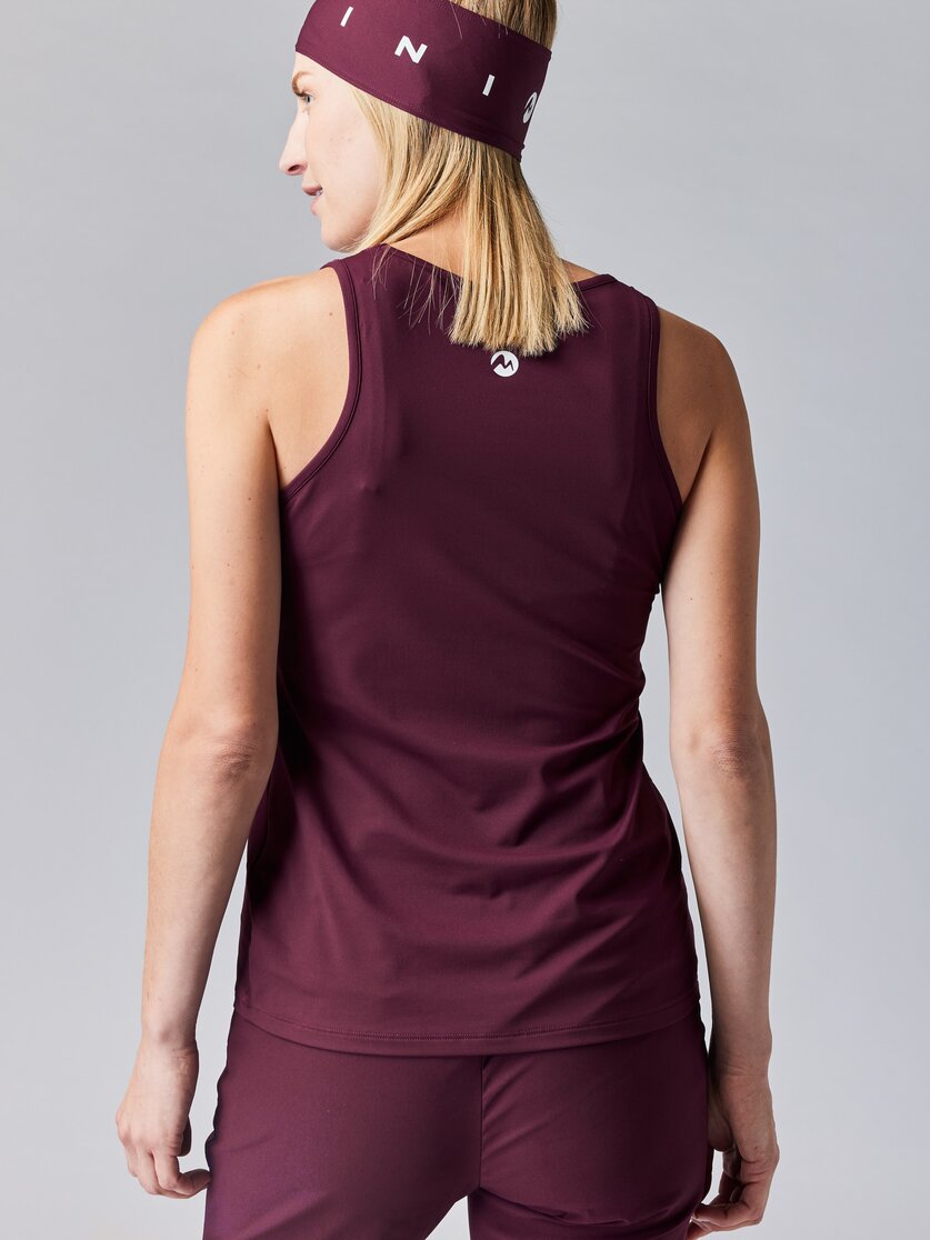 Martini Sportswear - ALPMATE Sleeveless Shirt Straight W - Tops in mosstone - vista laterale modello - Donna