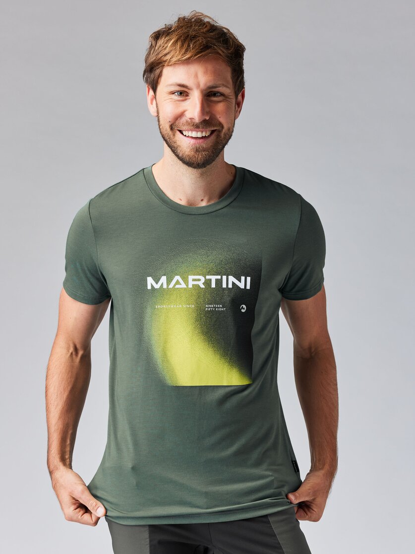 Martini Sportswear - ALPMATE Shirt M - T-Shirts in mosstone - vista frontale modello - Uomo