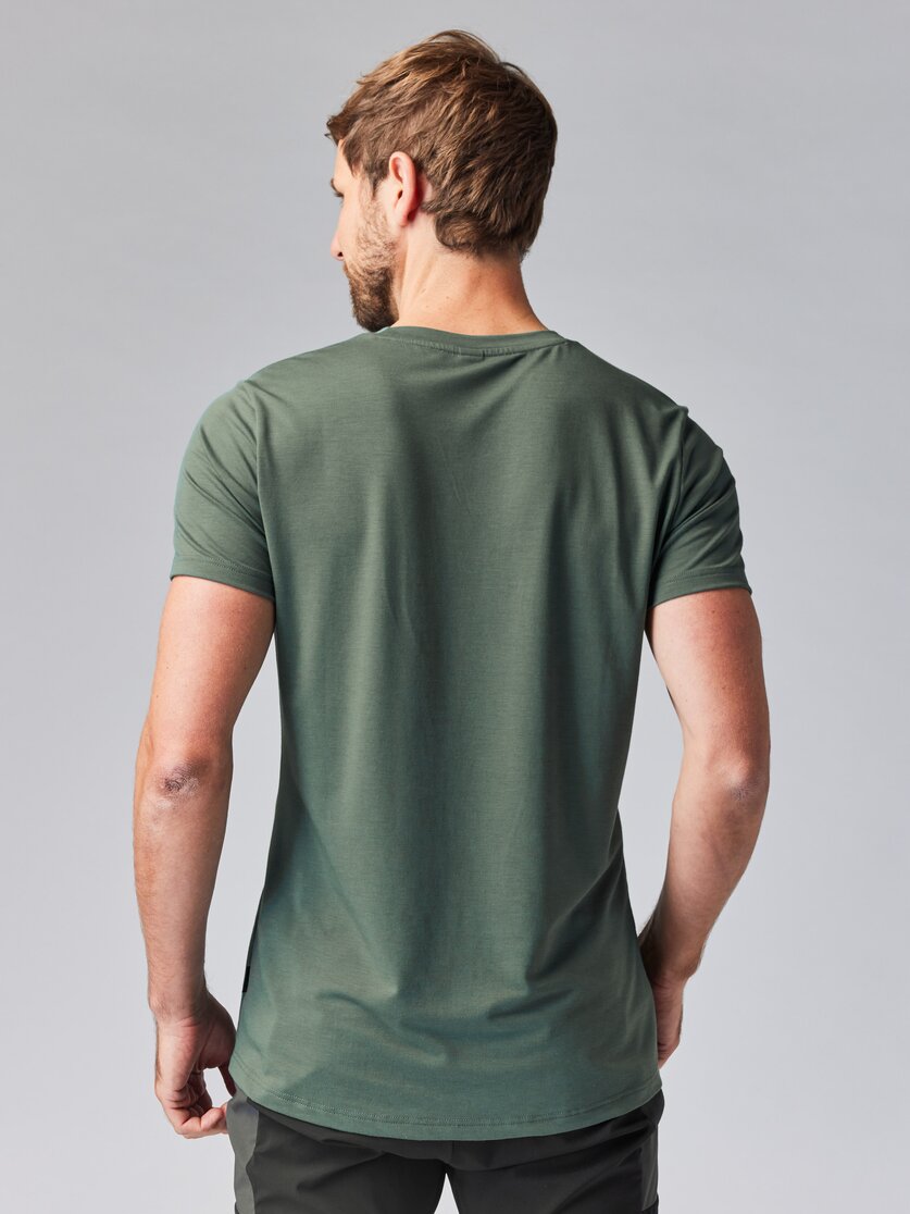 Martini Sportswear - ALPMATE Shirt M - T-Shirts in mosstone - vista laterale modello - Uomo