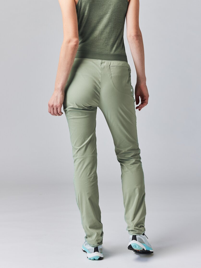 Martini Sportswear - ALPMATE Pants W "K" - Lange Hosen in Kurzgrößen in tendril - Rückansicht Model - Damen
