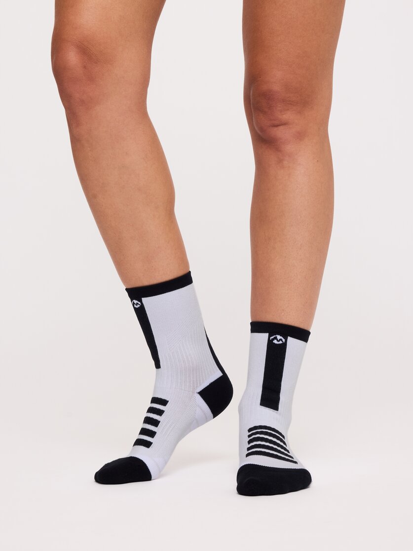 Martini Sportswear - Hillclimb Socks Mid Uni - Socken in white-black - Vorderansicht Model - Unisex