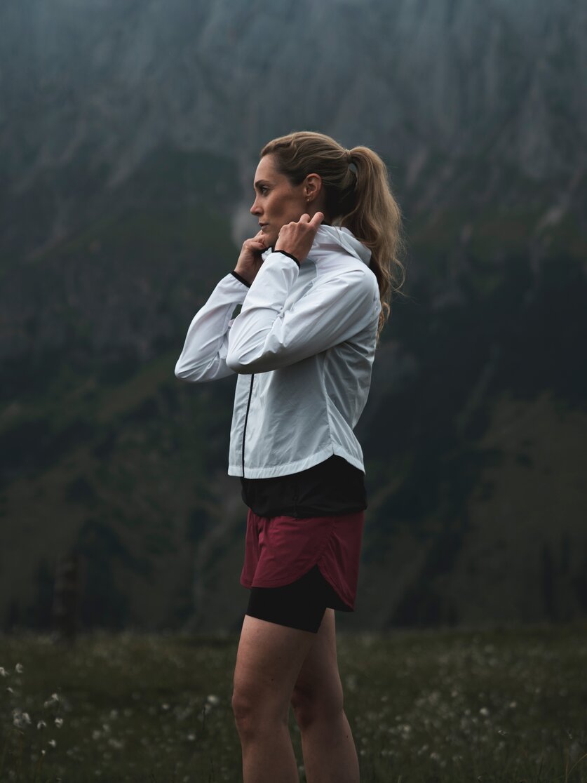 Martini Sportswear - Hillclimb WB Hybrid Hooded Jacket W - Hybridjacken in white-black - Detail 8 - Damen