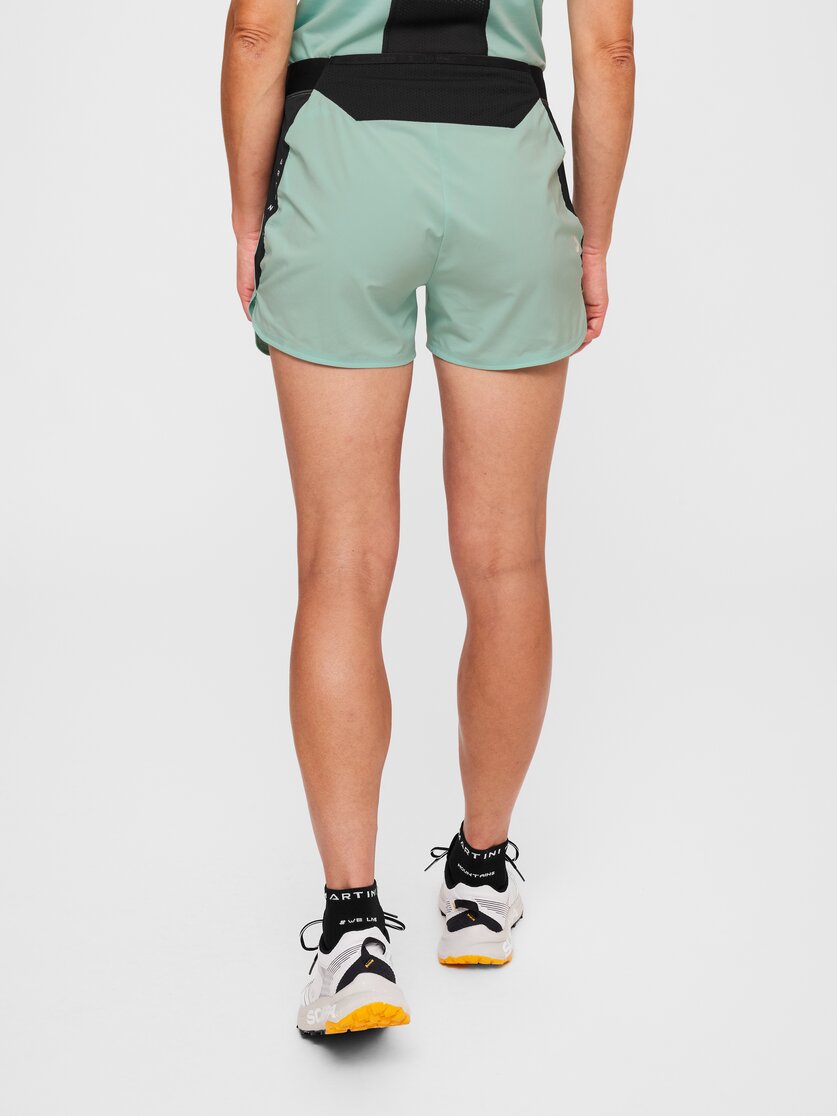 Martini Sportswear - Hillclimb Ultra Shorts W - Kurze Hosen in black-granite - Rückansicht Model - Damen