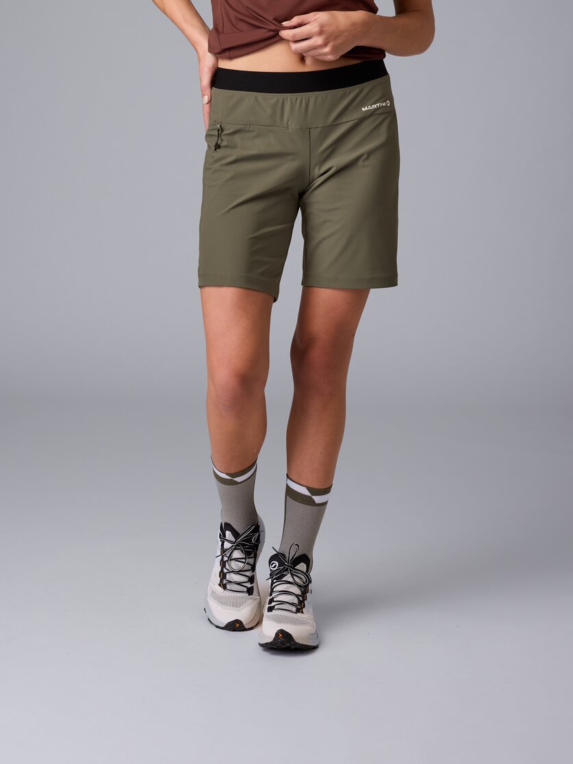Martini Sportswear - Trektech Shorts W - Shorts in black-white - vista frontale modello - Donna