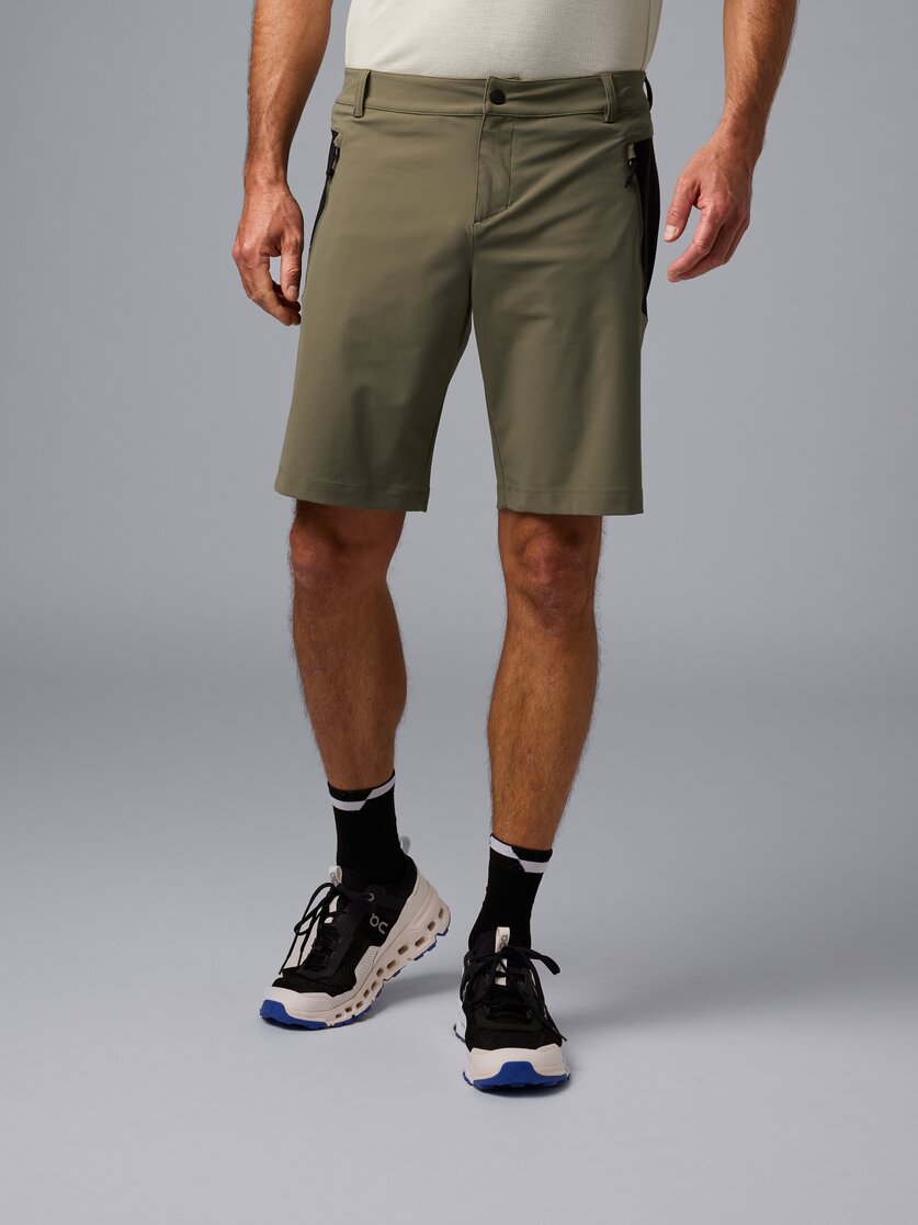 Martini Sportswear - Hillclimb Shorts M - Shorts in tendril-black - vista frontale modello - Uomo