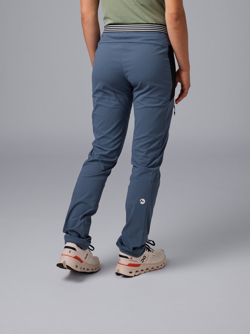 Martini Sportswear - Pacemaker Pants W - Pantaloni lunghi in black - vista laterale modello - Donna