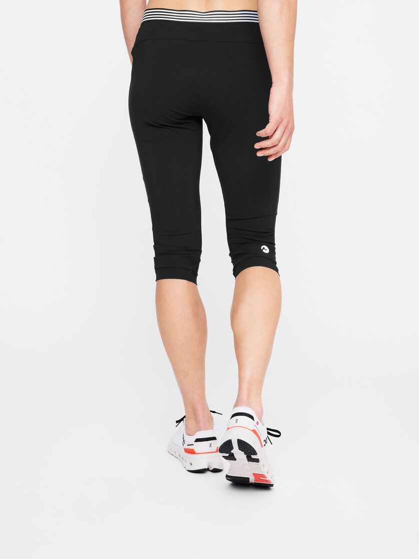 Martini Sportswear - Pacemaker Capri Pants W - Pantaloni capri in black - vista laterale modello - Donna