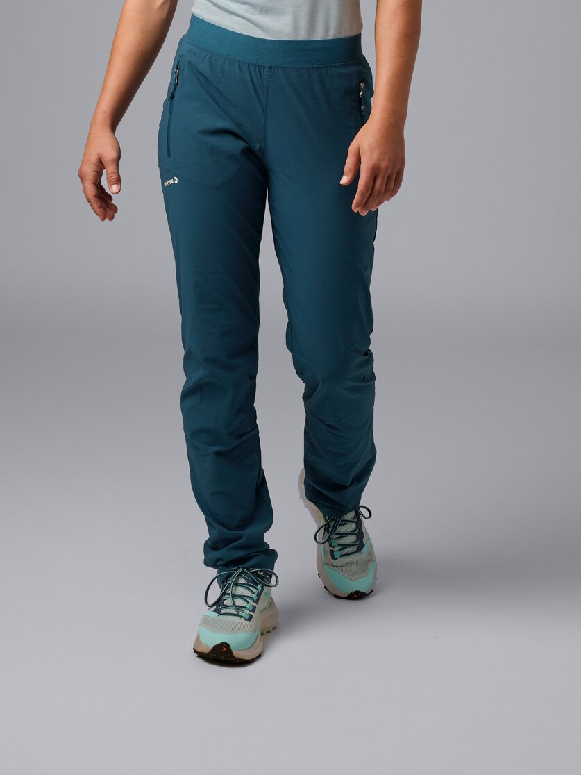 Martini Sportswear - Hillclimb Pants W - Pantaloni lunghi in black - vista frontale modello - Donna