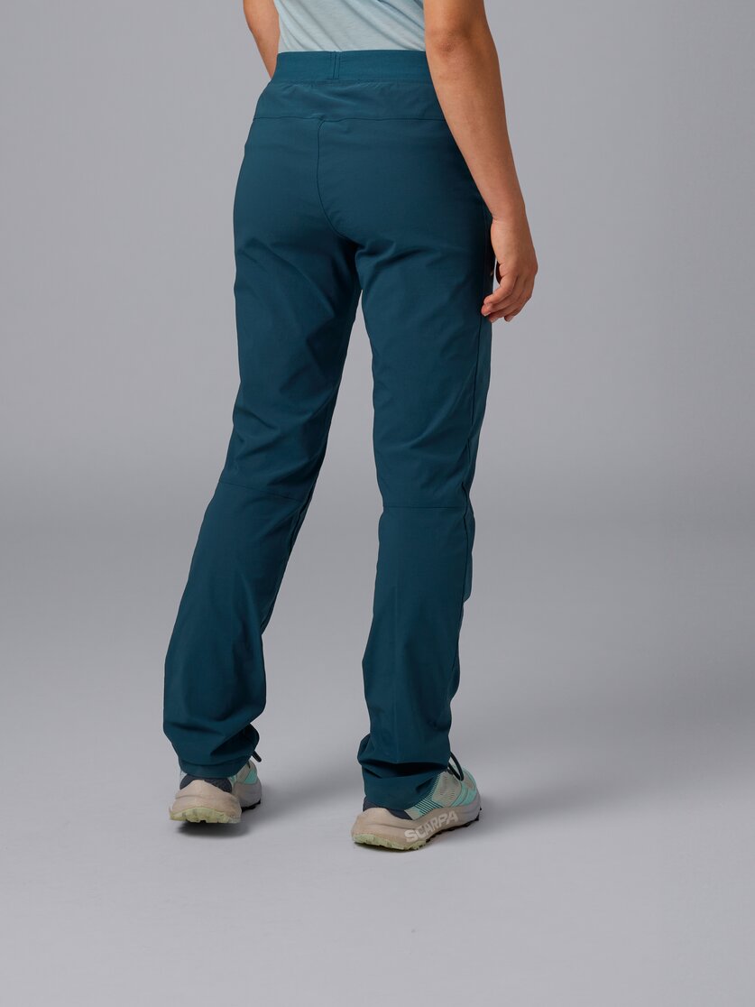 Martini Sportswear - Hillclimb Pants W - Pantaloni lunghi in black - vista laterale modello - Donna