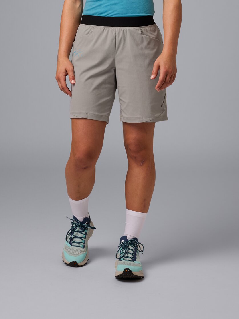 Martini Sportswear - Alpmate Shorts W - Shorts in black-white - vista frontale modello - Donna