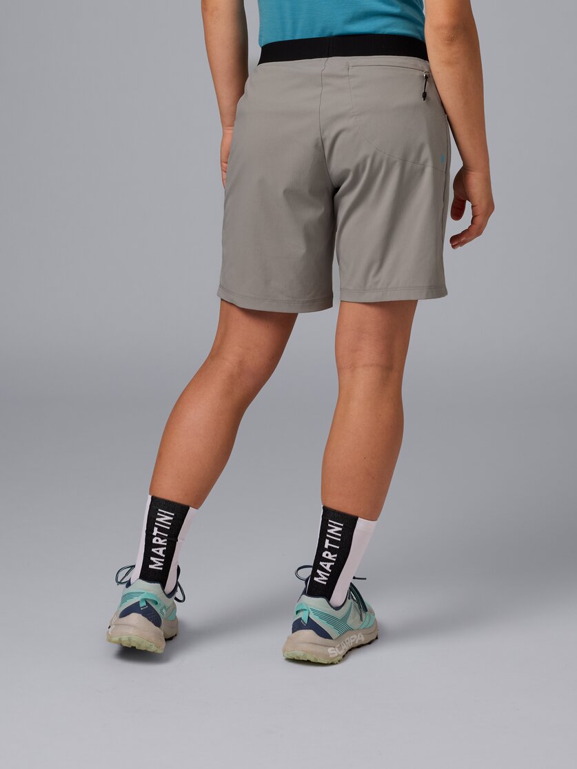 Martini Sportswear - Alpmate Shorts W - Shorts in black-white - vista laterale modello - Donna